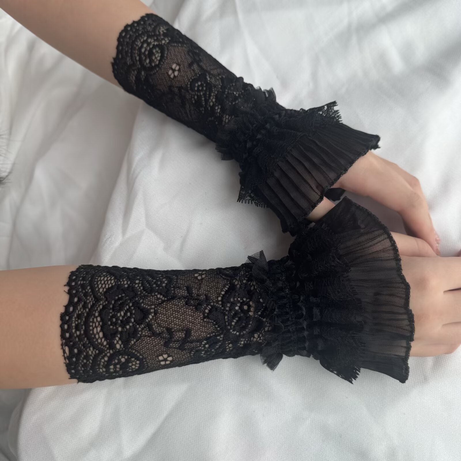 Lace Hollow Wrist Covers Trump - đánh giá và giá Men Accessories Wrist